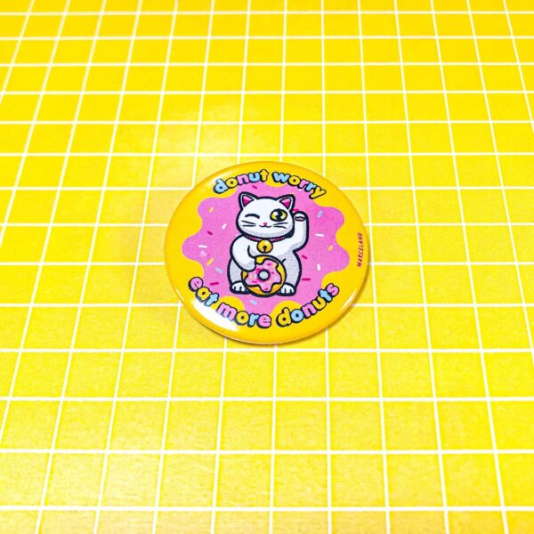 donut worry cat pin 38mm